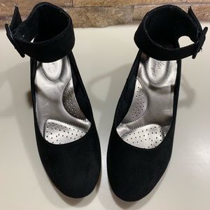 Women's Strappy Wedged Shoes- size 7